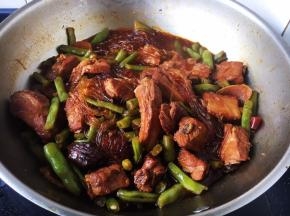 最后放入1勺蚝油提鲜，翻炒均匀即可。香喷喷的排骨炖豆角粉丝就做好了，配上一碗米饭吃，好吃到爆！