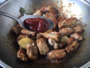 放入1勺番茄酱。