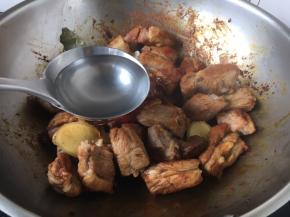 放入1大汤勺的米酒。 小心米酒易燃，注意安全，做好防护。 为了安全，也可以将这步放调在第18步以后操作。