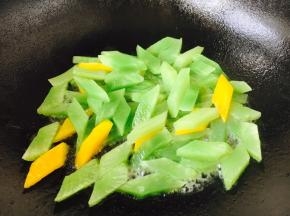开大火，当葱姜油五或六成热时放入莴笋条和黄彩椒片，放入3g的盐和少许的白胡椒粉，沿锅边烹入1小勺的白糯米酒，淋入1勺的高汤，迅速翻炒均匀。请注意细节3，操作这步时火要大，锅要热，利用锅气莴笋可迅速吸收白糯米酒的甜味和高汤浓浓的味道，令这道清淡的菜味道不寡淡。