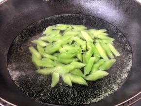 锅里放适量的水，水开后刚入少许的盐和两滴油，放入莴笋，水开后捞出来过凉水，沥干水分备用。请注意细节1，焯莴笋时一定要注意时间要短，时间过长会使莴笋变得绵软，从而失去清脆的口感。