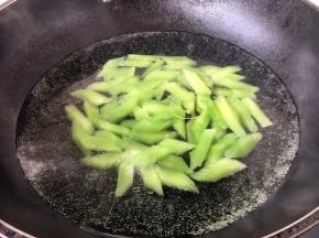 锅里放适量的水，水开后刚入少许的盐和两滴油，放入莴笋，水开后捞出来过凉水，沥干水分备用。请注意细节1，焯莴笋时一定要注意时间要短，时间过长会使莴笋变得绵软，从而失去清脆的口感。