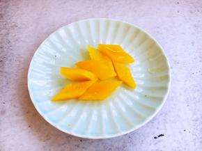 将辅助食材黄色彩椒切成菱形片备用。