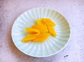 将辅助食材黄色彩椒切成菱形片备用。