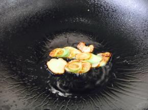 热锅凉油放入姜片和葱段，煸炒出香味，捞出葱和姜不要了，留葱姜油。请注意细节2，提前做好葱姜油一是为了给菜品增鲜提香，另一是综合一下莴笋偏寒的性质。