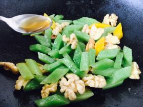 淋入1小勺的花椒油，翻炒均匀即可。