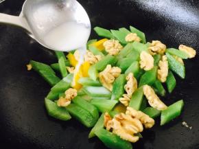 放入1勺的水淀粉，勾薄芡。