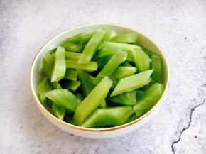 将莴笋去皮，切成菱形条备用。