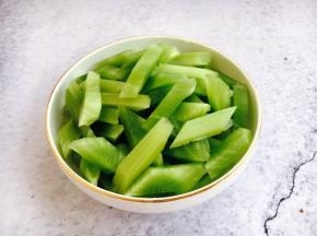 将莴笋去皮，切成菱形条备用。