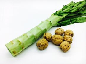 准备好食材莴笋和核桃。