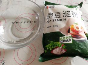 准备好水和豌豆淀粉。