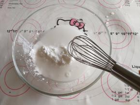 取100克豌豆淀粉放入100克水的盆子里面。