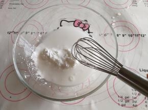 取100克豌豆淀粉放入100克水的盆子里面。