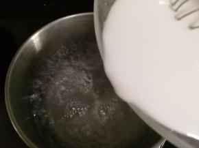 倒入搅拌好的豌豆淀粉液。