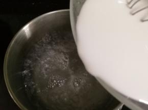 倒入搅拌好的豌豆淀粉液。