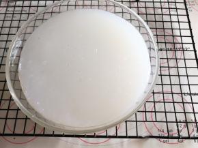 同样也是搅拌到无颗粒状态，晾凉以后放入冰箱冷藏。