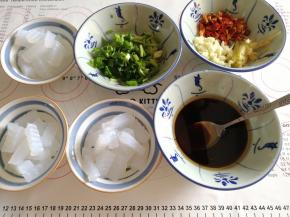 将调味料一起准备好，豌豆淀粉切小条。