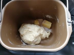 然后放入黄油，盐，耐高糖酵母，揉15分钟。