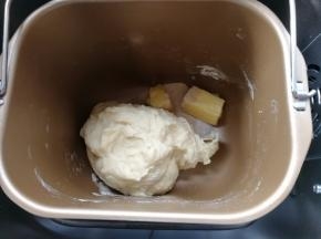 然后放入黄油，盐，耐高糖酵母，揉15分钟。