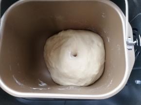 大概发酵25~30分钟左右，手指沾一点干粉，在面团中间戳一个孔，不会回弹即可。