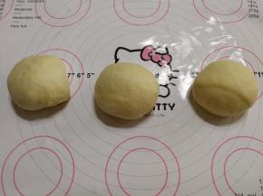 滚圆成三个相同的圆剂子。