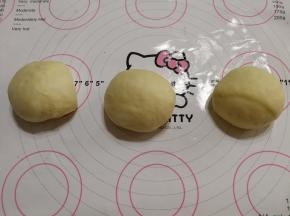 滚圆成三个相同的圆剂子。