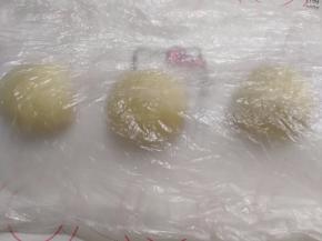 盖保鲜膜松弛15分钟。