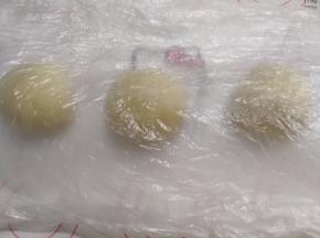 盖保鲜膜松弛15分钟。