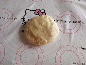 用手掌轻轻地按压排气。