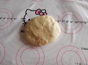 用手掌轻轻地按压排气。