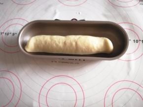 从上往下卷起来放入模具里面。