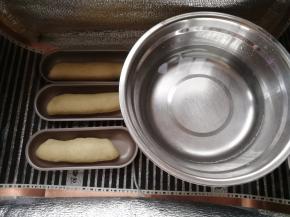 烤箱或者发酵箱里面放入一碗热水，温度35度左右。