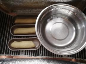 烤箱或者发酵箱里面放入一碗热水，温度35度左右。