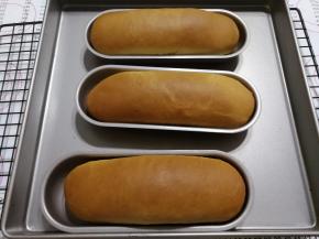 出炉以后，放烤网晾凉，微热时候放入保鲜袋，两天之内食用完。