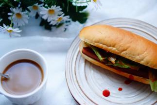 面包对半切开，里面可以放入肉松，生菜，番茄酱，热狗。