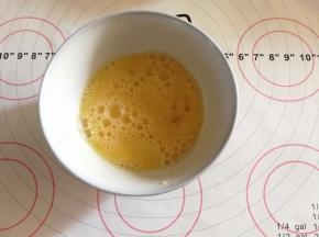 鸡蛋打散。