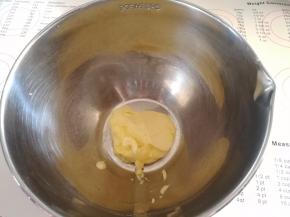 黄油室温软化。