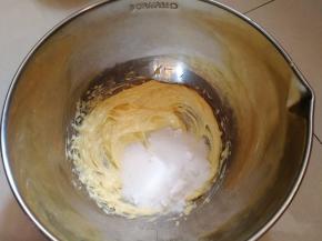 黄油加入盐低速打发，然后加入细砂糖继续低速打发。