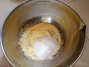 黄油加入盐低速打发，然后加入细砂糖继续低速打发。