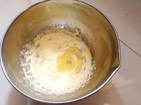 鸡蛋液分成三次加入，低速打发到羽毛状。