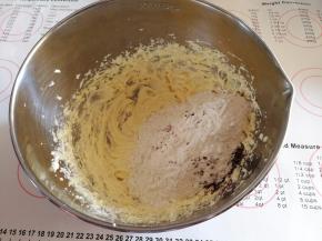 加入低粉和可可粉搅拌均匀，烤箱180度预热10分钟。