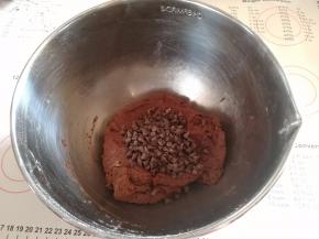 加入耐烤巧克力豆搅拌均匀。