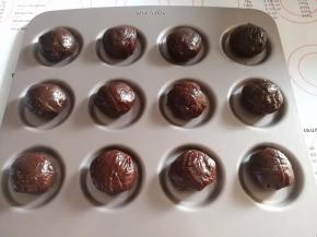 分成相同的圆剂子，放入烤盘里面。