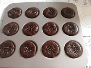 上面放入适量的耐烤巧克力豆。