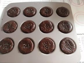 上面放入适量的耐烤巧克力豆。
