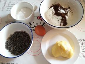 准备好原材料。低粉过筛。