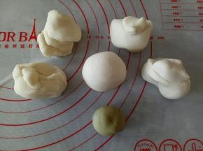 将主材料混合后揉透，揉成光滑的面团，取出10克揉成绿色面团，剩下的分成35克左右的面团