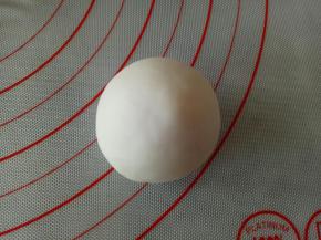 取一个面团滚圆