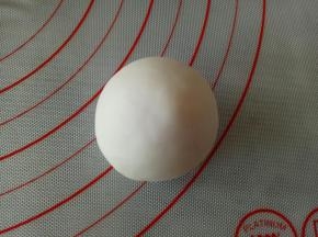 取一个面团滚圆