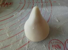 将面团搓出一个尖角来，然后再用两个手掌来回将面团搓成圆柱状（因为面团发酵时只会横向发展，搓太圆最后的成品会塌塌的不好看）